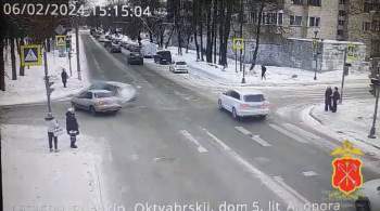 Столкнувшиеся в Петербурге автомобили сбили пенсионерку на тротуаре  