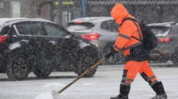 Коммунальщики ликвидируют последствия сильного снегопада в Москве