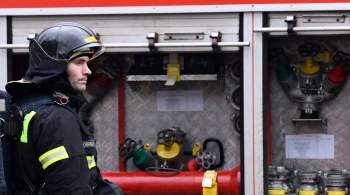В Москве пожарные спасают людей из горящего здания