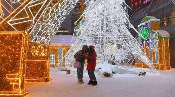 В Москве начали убирать новогодние украшения, но иллюминацию оставят