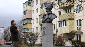 Во Владивостоке задержали женщину, облившую краской памятник Зорге
