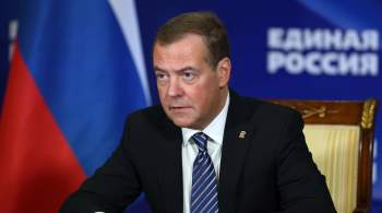 Медведев назвал обновление учебников полезным процессом 