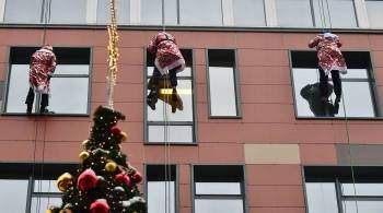 Спасатели в образе Дедов Морозов посетили Морозовскую детскую больницу