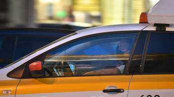 Пассажир омского такси отобрал у водителя руль и спровоцировал аварию