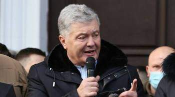Адвокат Порошенко заявил, что экс-президент сдал загранпаспорта