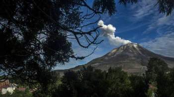 В Индонезии вулкан Синабунг выбросил столб пепла на 4,5 километра