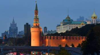 Строители укрыли пострадавшие от ветра зубцы Кремлевской стены 