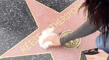 Актриса из "Друзей" помыла звезды на Аллее славы в Голливуде