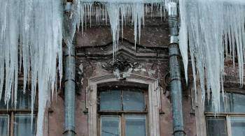 В Петербурге пострадал ребенок от падения с крыши глыбы льда