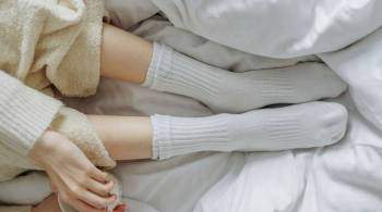 Хирург назвал заболевания, при которых опасно спать в носках