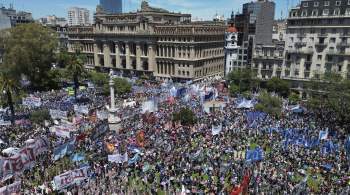 Протестующие остаются у здания конгресса Аргентины 