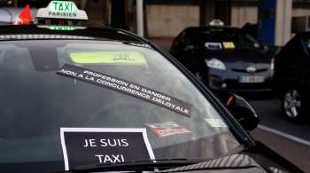 В Париже таксисты требуют расследовать связи Макрона и Uber