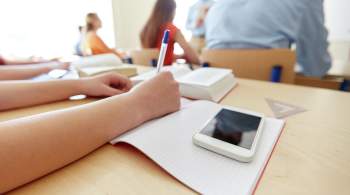 В Великобритании вводят полный запрет на использование телефона в школе 
