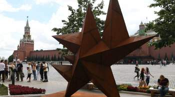 Около Мавзолея на Красной площади появились ржавая звезда и лес из палок