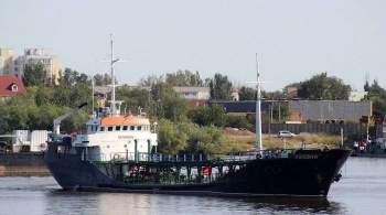 Севший на мель в Волго-Каспийском канале теплоход снялся с мели 
