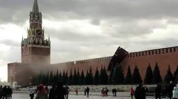 Ураган повредил стену московского Кремля и попал на видео