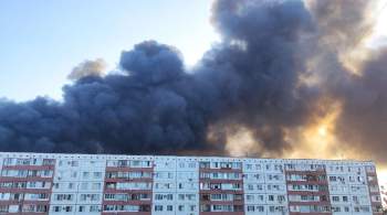 В доме рядом с горящим рынком в Волжском произошел пожар