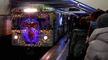 Московское метро начали украшать к Новому году
