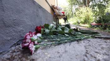 Жители Екатеринбурга несут цветы к дому погибшего мальчика