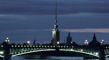 В Петербурге в ночь перед Рождеством засиял Дворцовый мост