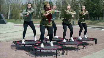 В Омске девушки  поздравили ветеранов  прыжками на батутах у мемориала