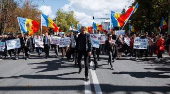 В Молдавии протестующие запустили на шарах картонного главу парламента