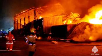 Площадь пожара на складе в Красноярске выросла до восьми тысяч  квадратов 