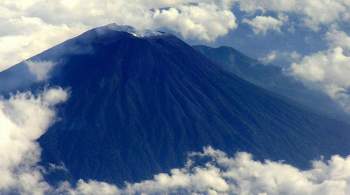 Вулкан в Индонезии напугал жителей мощным выбросом пепла