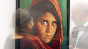 Знаменитую  Афганскую девочку  с обложки журнала эвакуировали в Италию
