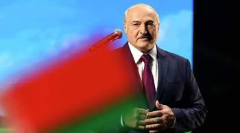 Лукашенко на День рождения подарили портрет с автоматом