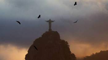 В Рио-де-Жанейро двое французов забрались на статую Христа-Искупителя