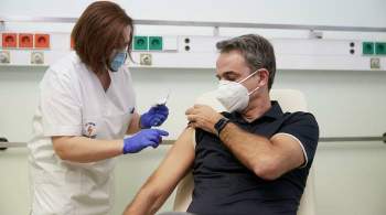 Премьер Греции предложил выдавать сертификат только после третьей прививки