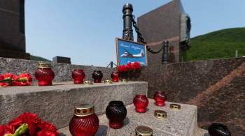 Жители Паланы возложили цветы к мемориалу в память погибших в Ан-26
