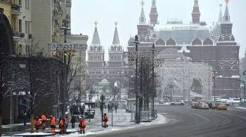 Коммунальные службы Москвы очищают городские пространства от снега