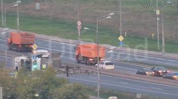 В Москве на Калужском шоссе перевернулся грузовик, движение перекрыли
