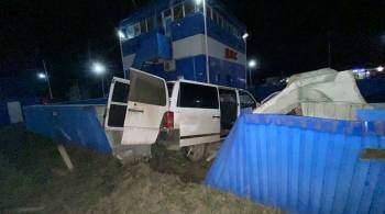 В Ингушетии микроавтобус врезался в ограждение поста ДПС
