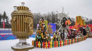 Праздничные конструкции и тематические плакаты украсили Москву к Масленице