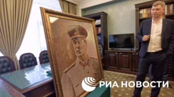 Волгоградец подарил музею портрет Сталина из 130 тысяч бусинок бисера 
