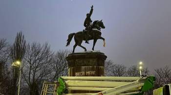 В Киеве власти начали демонтаж памятника командиру Гражданской войны Щорсу 