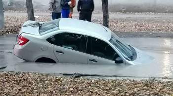 В Самаре автомобиль провалился в яму из-за утечки на водоводе