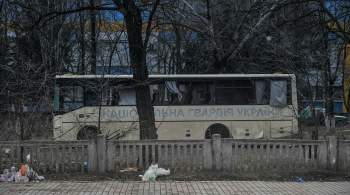 Украинские боевики пытались скрыть свою символику на автобусе в Мариуполе