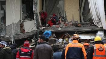 Спасатели разбирают завалы в турецком Эльбистане после землетрясения
