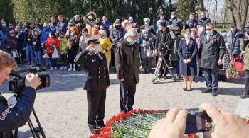 Российские дипломаты возложили венки к  Бронзовому солдату  в Таллине