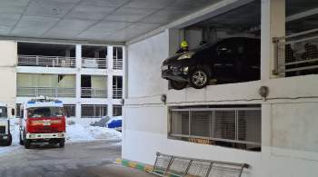 В Москве легковушка зависла на втором этаже парковки после отказа тормозов