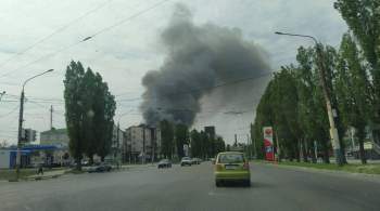 В Воронеже локализовали пожар на складе с деревянными поддонами
