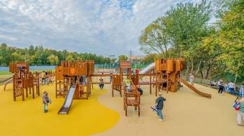 Новую тематическую детскую площадку обустроили в парке у реки Жужи в Москве 