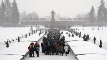 Матвиенко возложила венок к монументу на 80-летие освобождения Ленинграда 