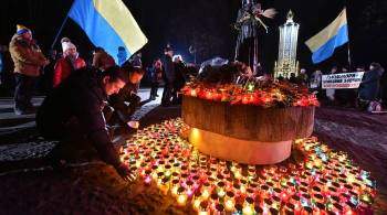 В Киеве пенсионер собрал еду, оставленную у мемориала в честь  голодомора 