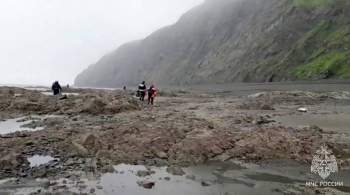 Спасатели добрались до скалы, где произошло крушение самолета Ан-26