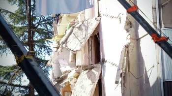 В Батуми спасатели вывели женщину из-под завалов разрушенного дома